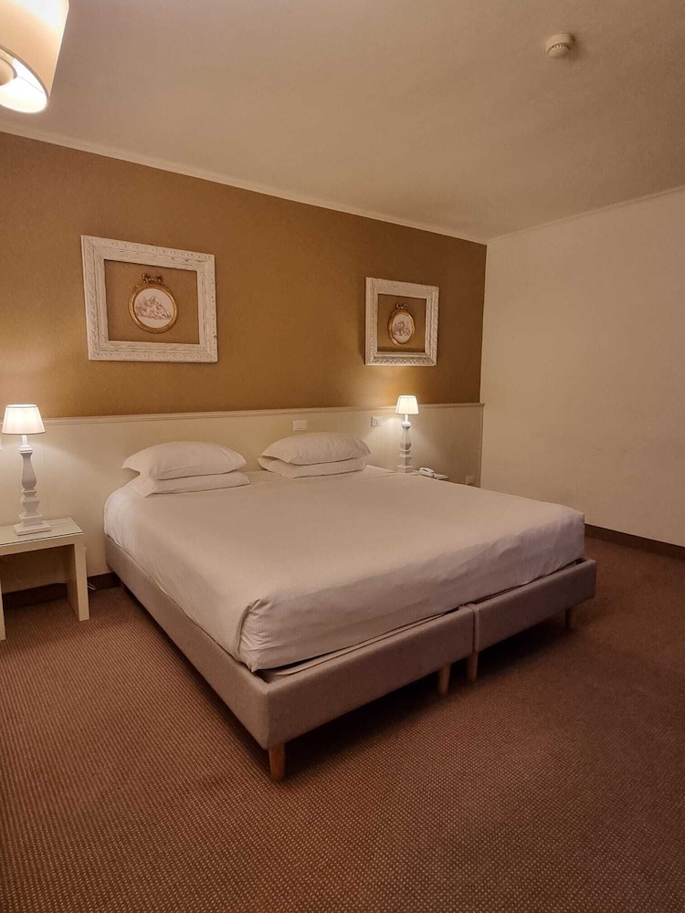 Executive Room - Photo 6