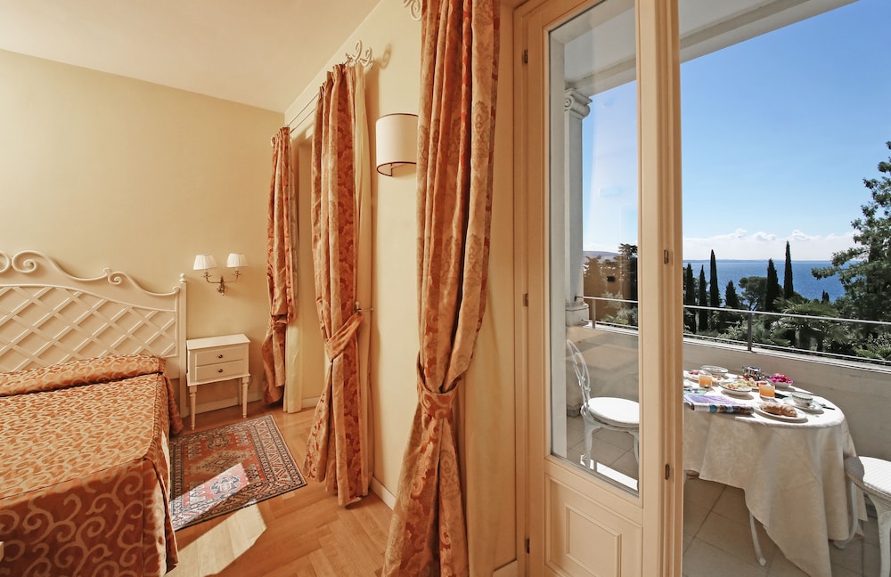 Deluxe Quadruple Room, Balcony, Lake View photo 3