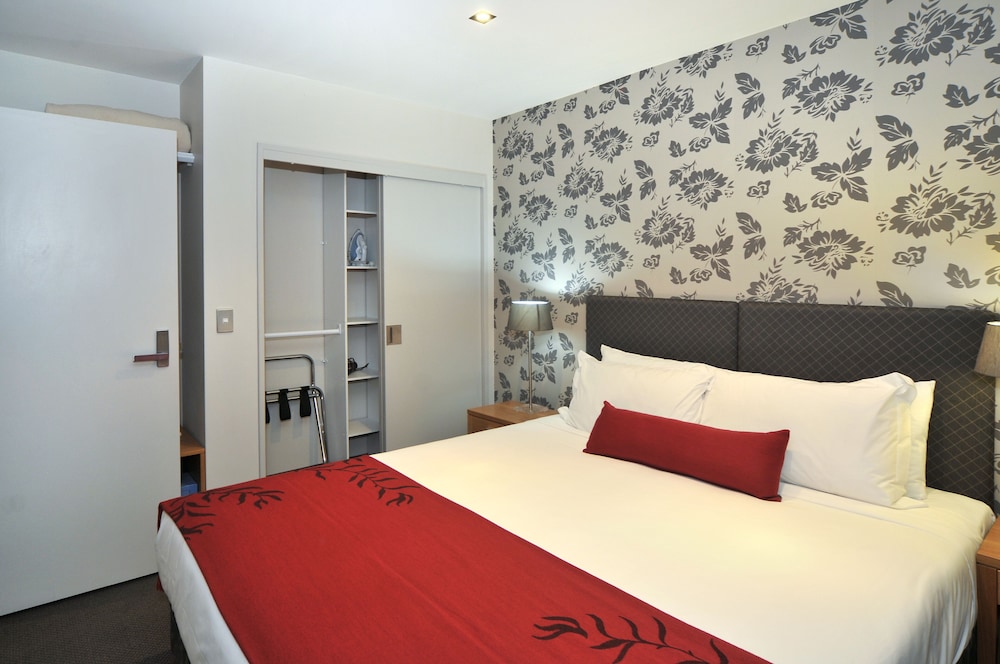 Panoramic Studio Suite, 1 King Bed, Lake View - Photo 2