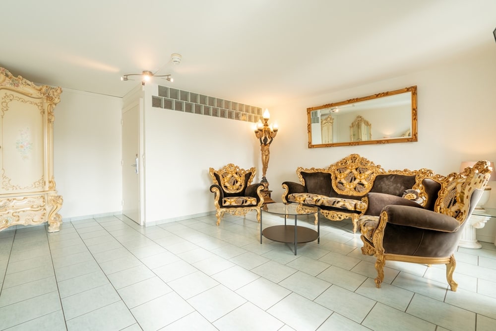 Honeymoon Suite - Photo 2