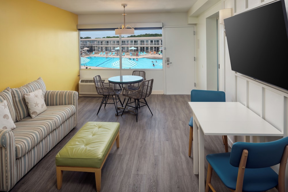 Suite, Courtyard View - Photo 3