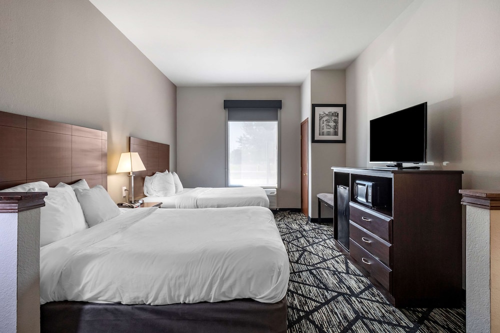 Suite, 2 Queen Beds, Non Smoking, Refrigerator & Microwave photo 3