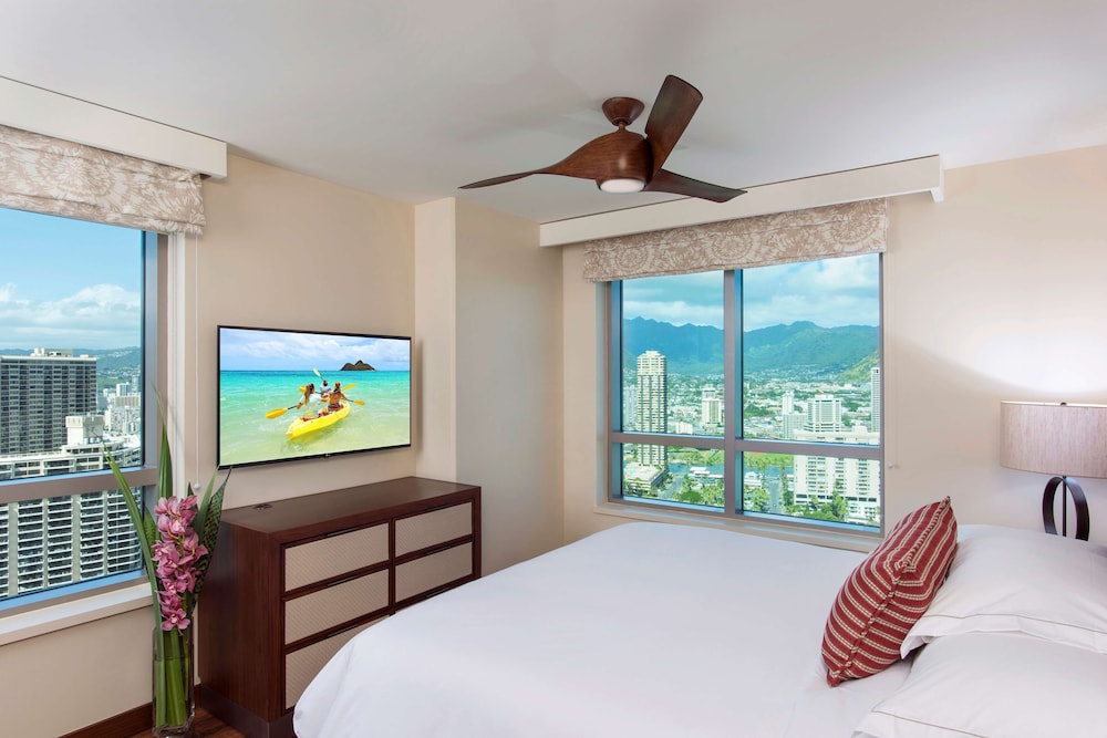 1 Bedroom Resort View King Suite With Sofabed