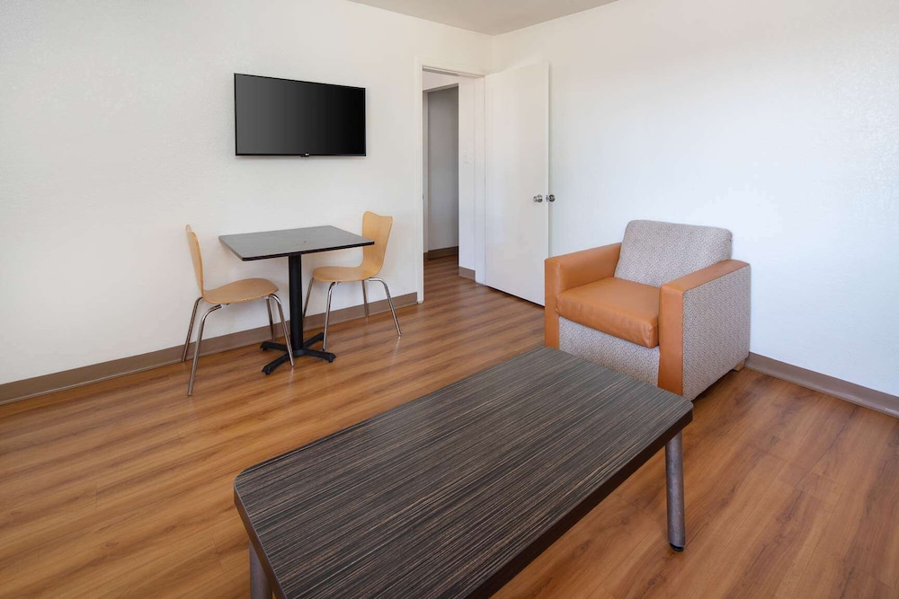 Deluxe Suite, 1 Queen Bed, Non Smoking, Refrigerator & Microwave photo 3