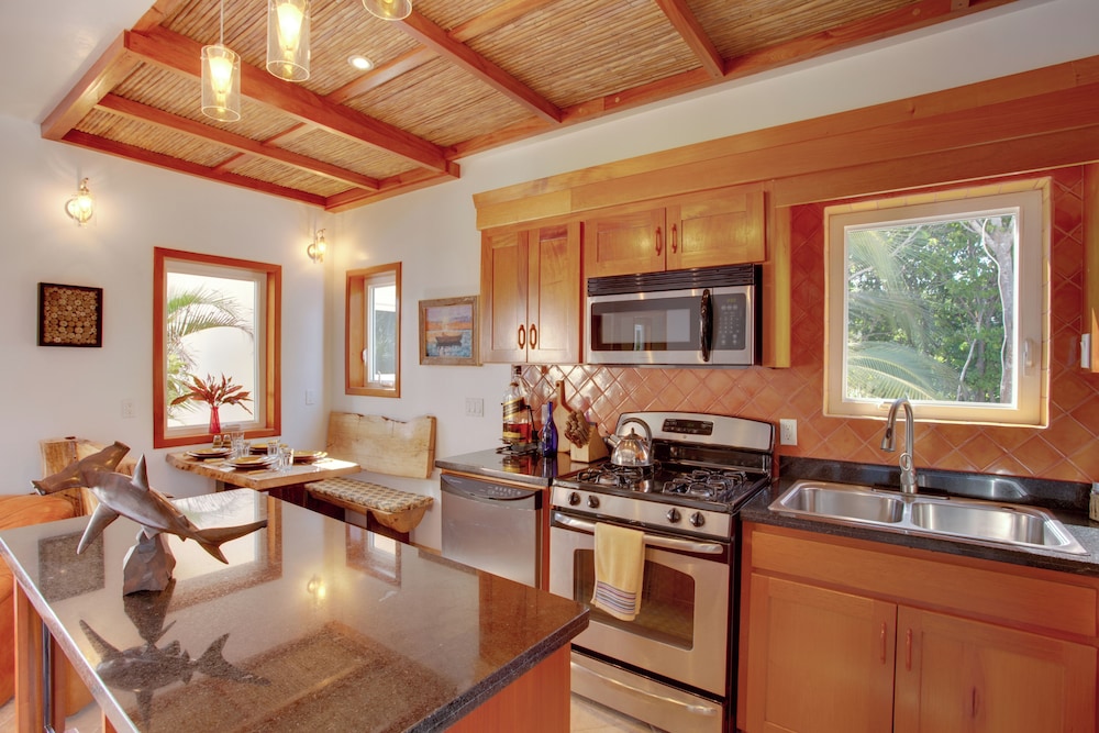3 Bedroom Beach Villa with Pool photo 2
