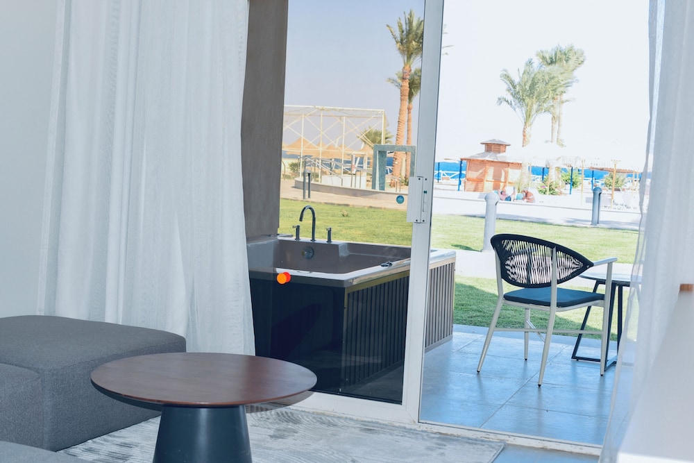 Deluxe Room (Jacuzzi) - Photo 3