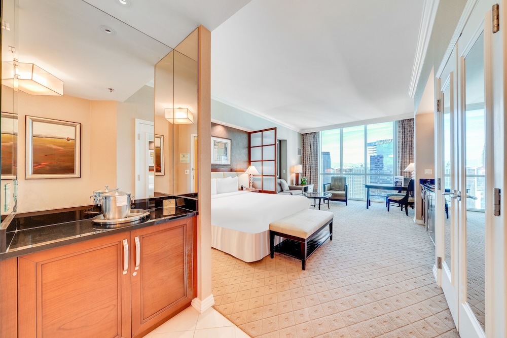 Elite Signature 2-BR Suite with Balcony & Jetted Tub - Photo 2
