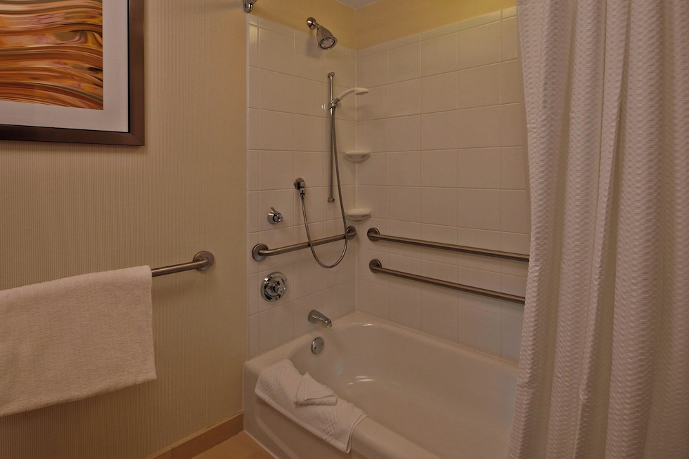 Room, 1 King Bed, Balcony - Photo 5
