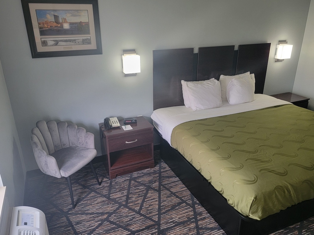 Standard Room, 1 King Bed, Non Smoking - Photo 6