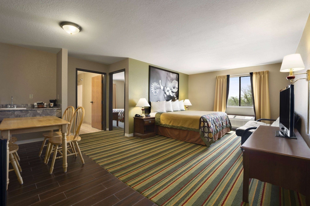 Suite, Multiple Beds, Non Smoking (3 Queen Beds and 1 Sofa Bed) photo 3