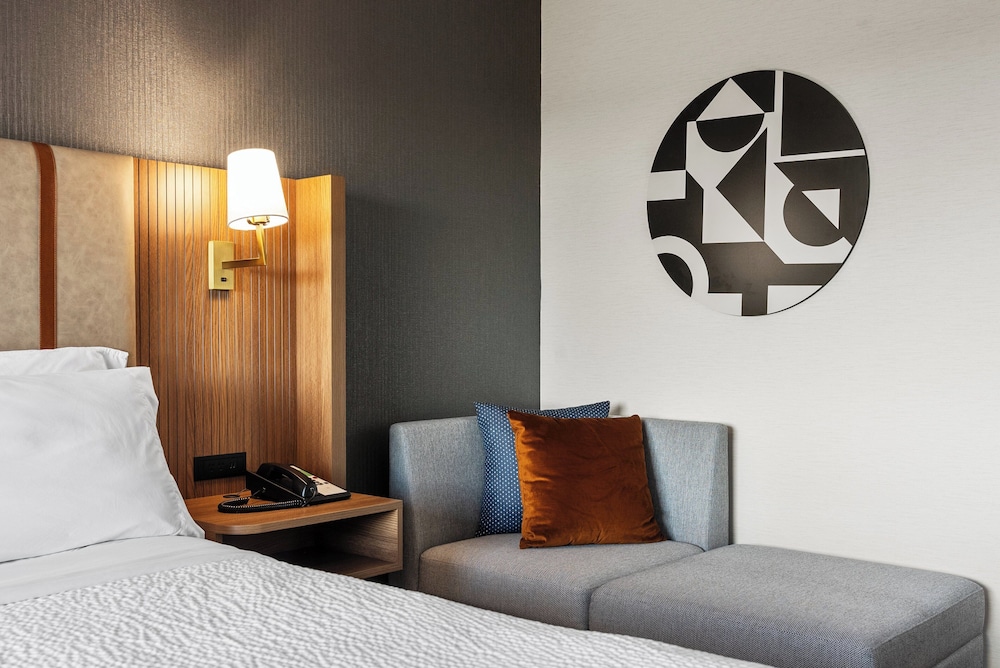 Suite, 1 King Bed (Canadian Skyline View) - Photo 16