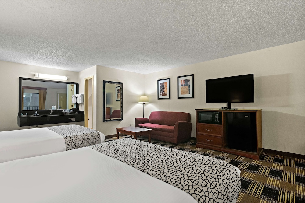 Standard Room, 2 Queen Beds, Non Smoking, Refrigerator & Microwave (Oversized Room) photo 3