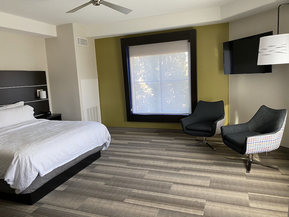 Suite, 1 Bedroom, Lake View, Corner - Photo 4