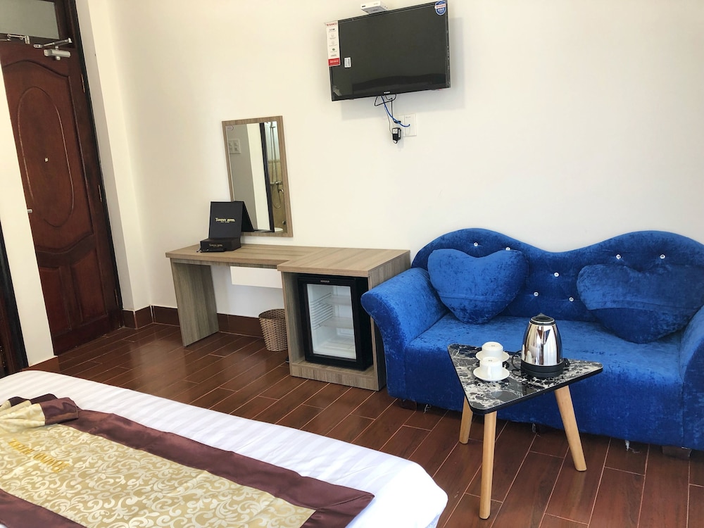 Deluxe Room with Balcony - Photo 12