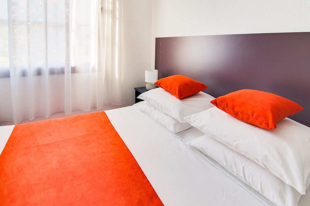 Standard Room, 1 Queen Bed - Photo 3