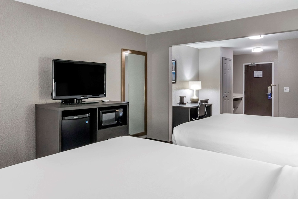Standard Room, Multiple Beds, Non Smoking - Photo 3