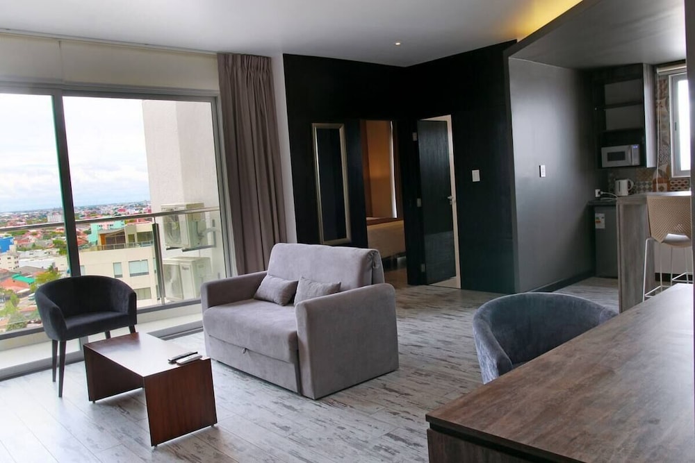 Standard Suite, 1 Queen Bed, Accessible