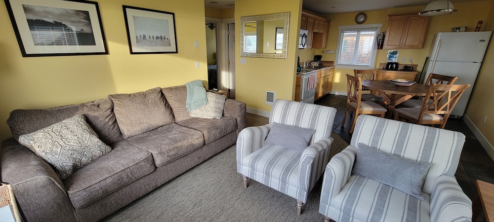 Sea Breeze Cottage – Ocean Front View photo 1