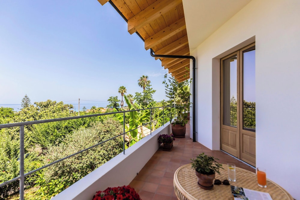 Room, Sea View