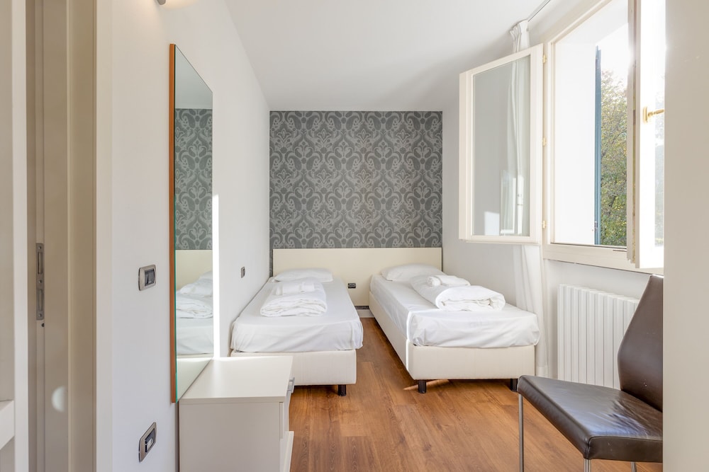 Family Apartment, 2 Bedrooms, Lakeside (Porto Letizia Iris 4)