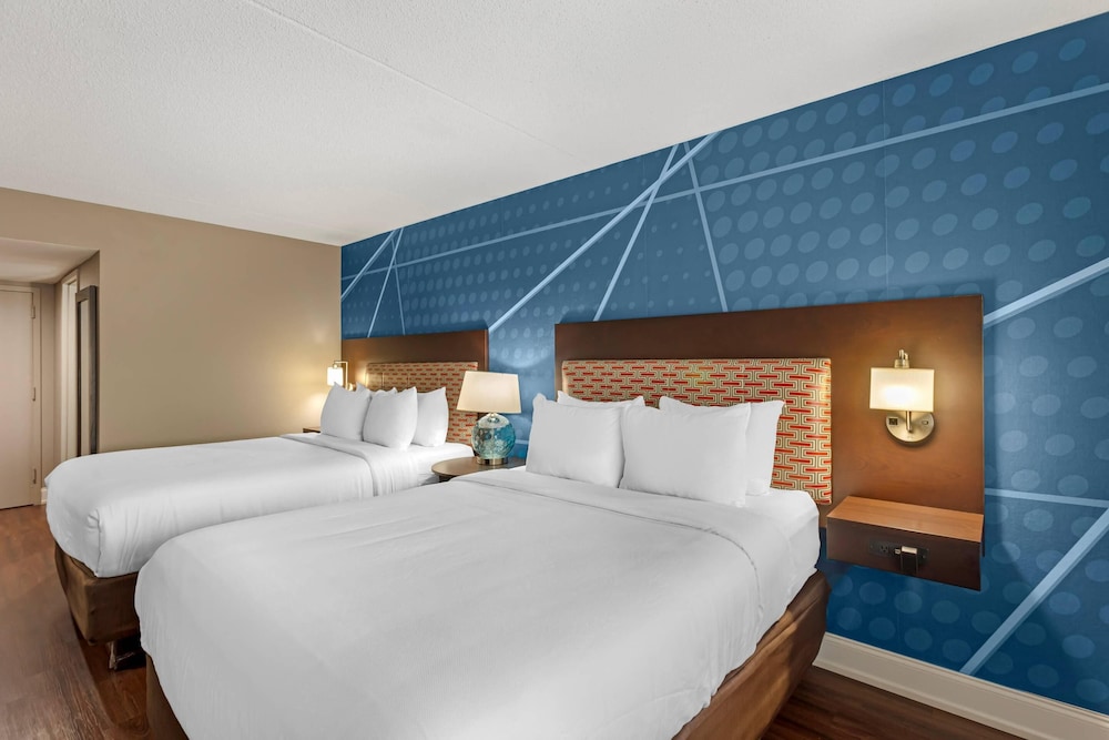 Standard Room, 2 Queen Beds, Non Smoking - Photo 9