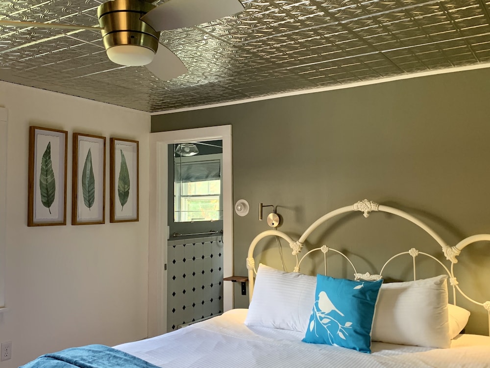 Standard Room, 1 King Bed (Room 9)