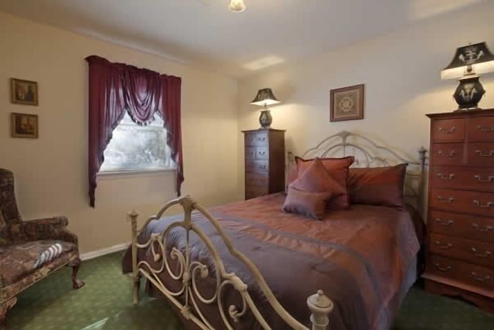 Highland Cottage 1 Queen/Bdrm, 1 Double/Bdrm, 1 Queen Sleeper with Full Bath