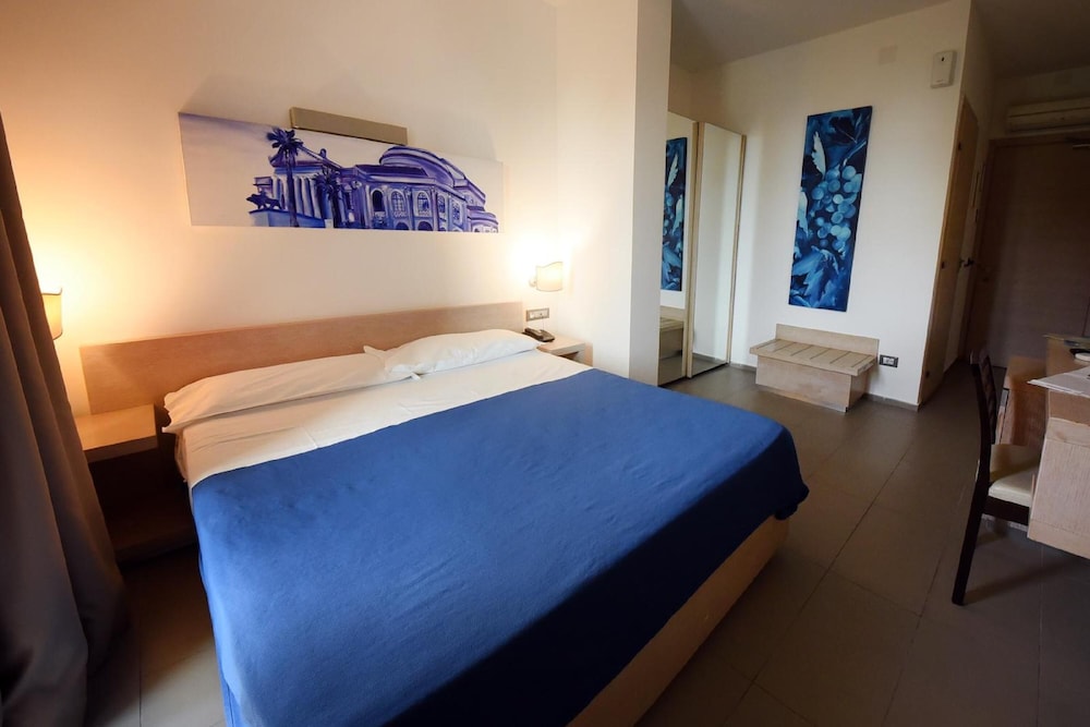 Deluxe Double Room Single Use (Street View) photo 2