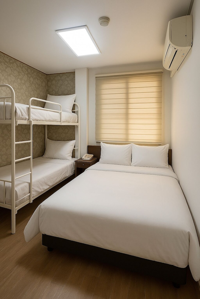 Premier Quadruple Room, Non Smoking, City View