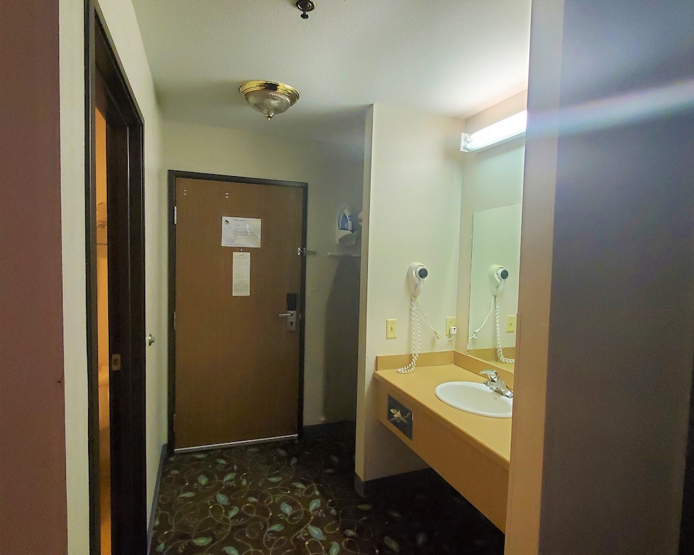 Standard Room, 2 Queen Beds, Non Smoking photo 3