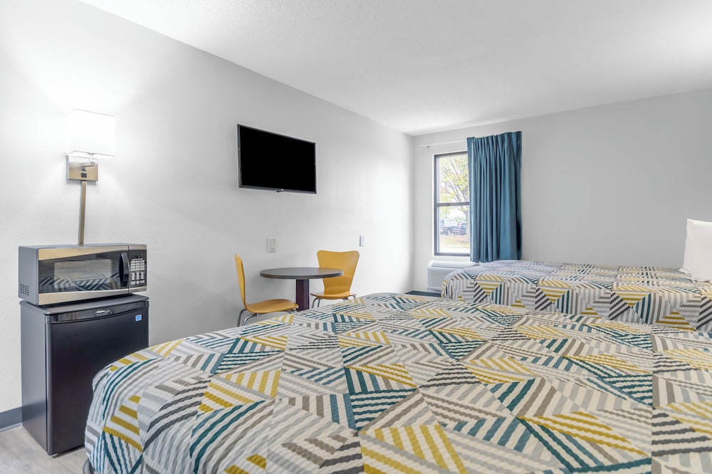 Deluxe Room, 2 Queen Beds, Non Smoking, Refrigerator & Microwave photo 3