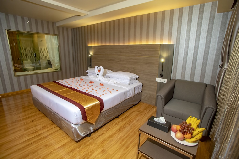 Premier Deluxe Room - Photo 17