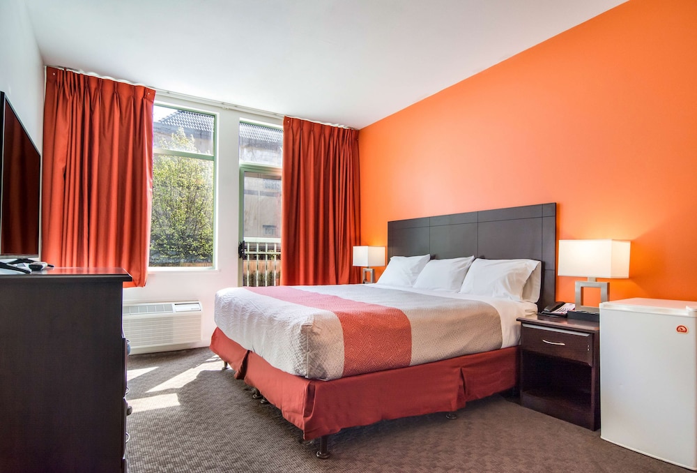 Standard Room, 1 King Bed, Non Smoking, Refrigerator - Photo 3