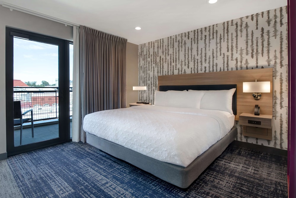 Deluxe Suite, 1 King Bed, Accessible (Hearing) - Photo 3