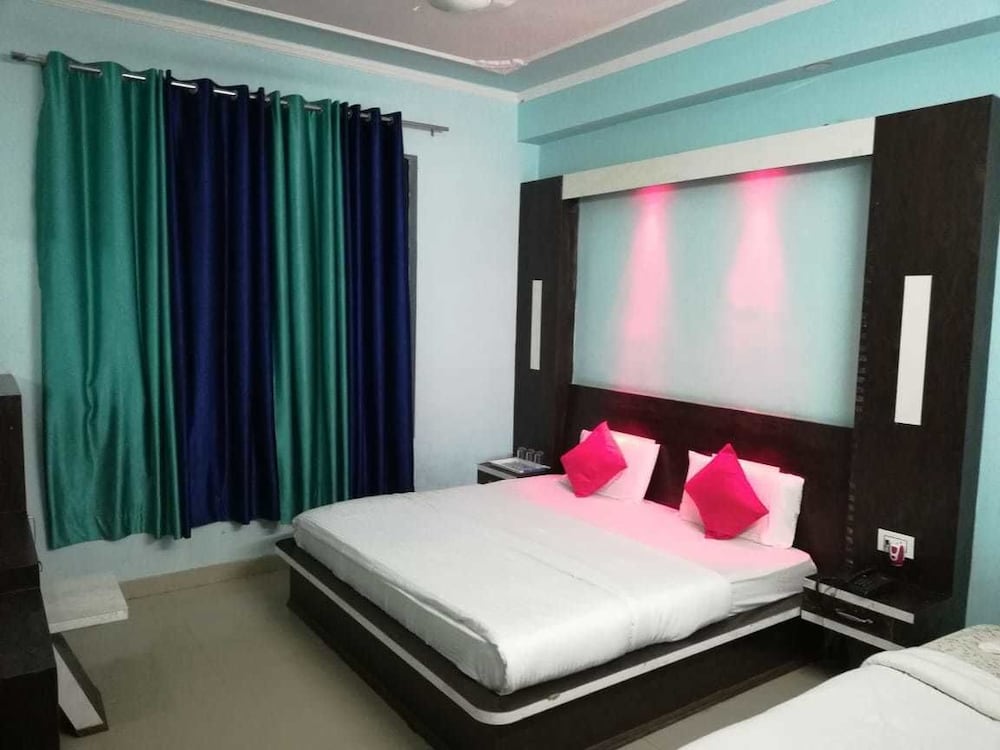 Deluxe Double Room, 1 Bedroom, Smoking photo 3
