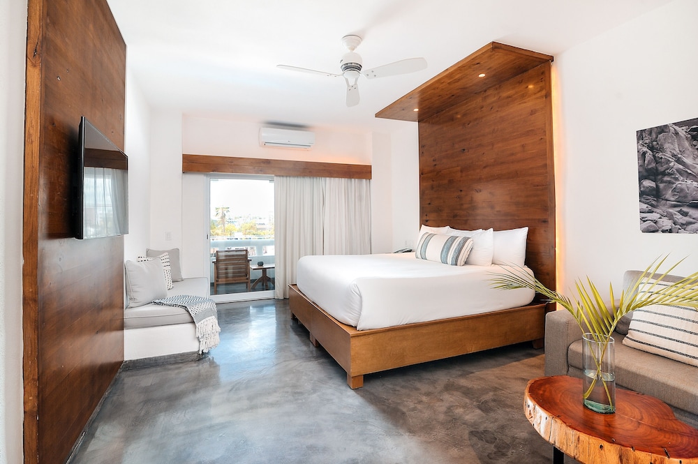 Superior Room, 1 Queen Bed - Photo 3