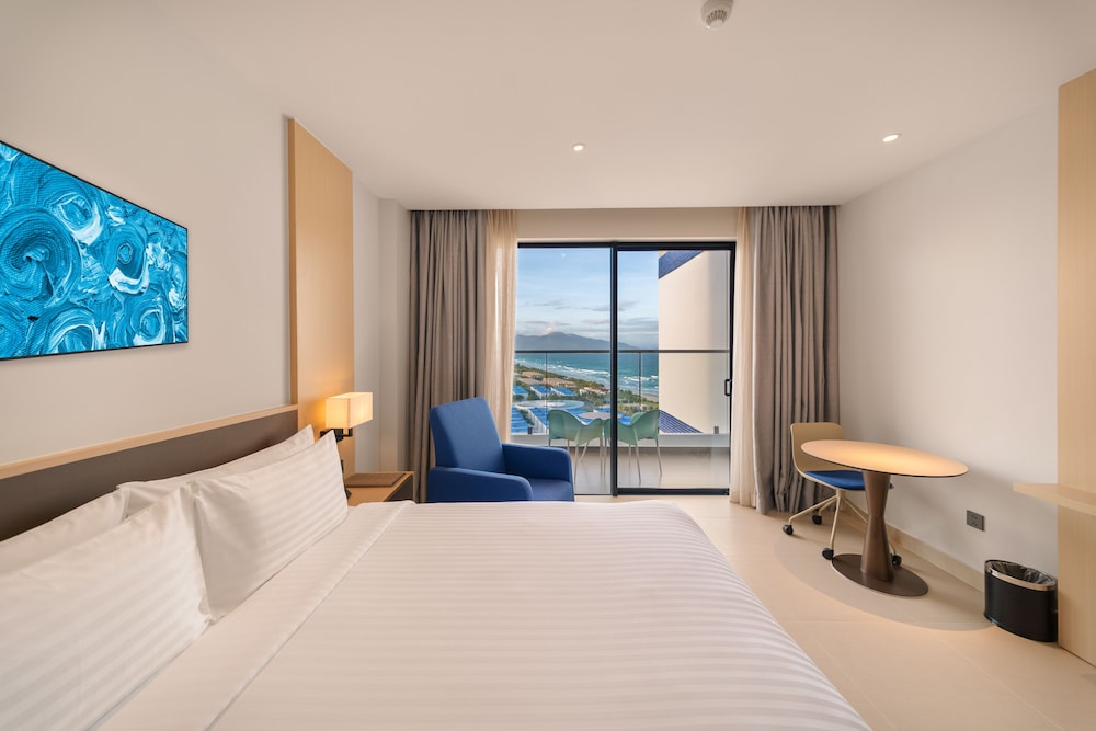 Deluxe King Room with Seaview - Photo 3