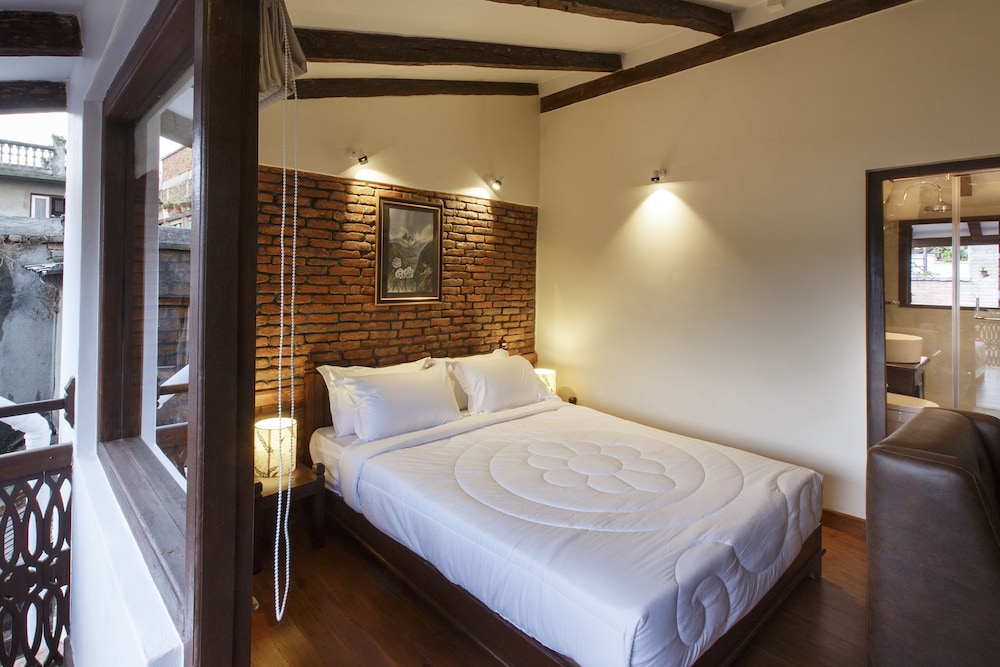 Classic Penthouse, 1 Queen Bed, Courtyard View photo 1