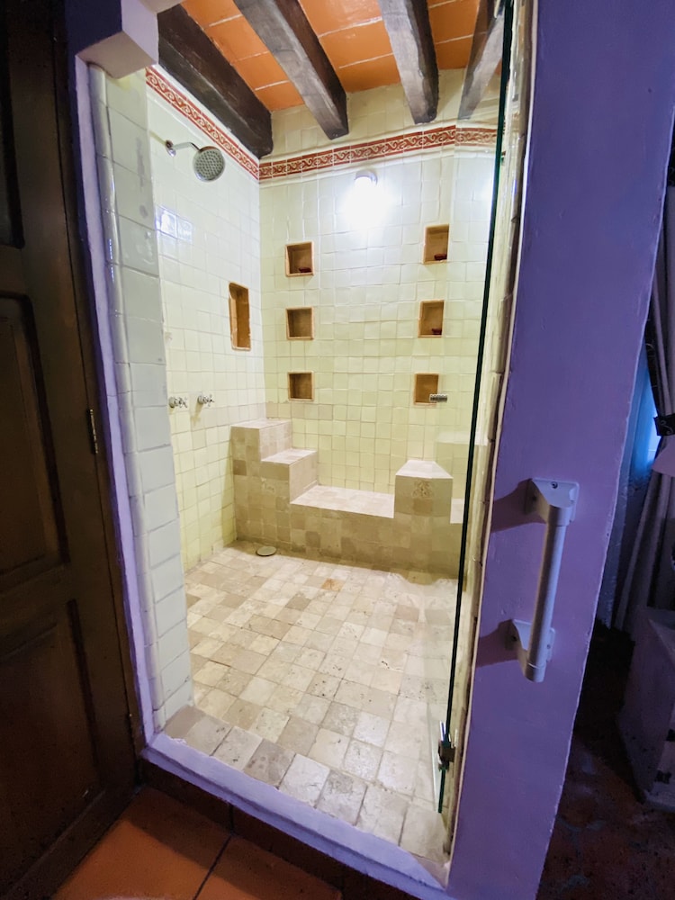 Suite with a King bed, Accesible, Pool View (Margaritas) photo 2