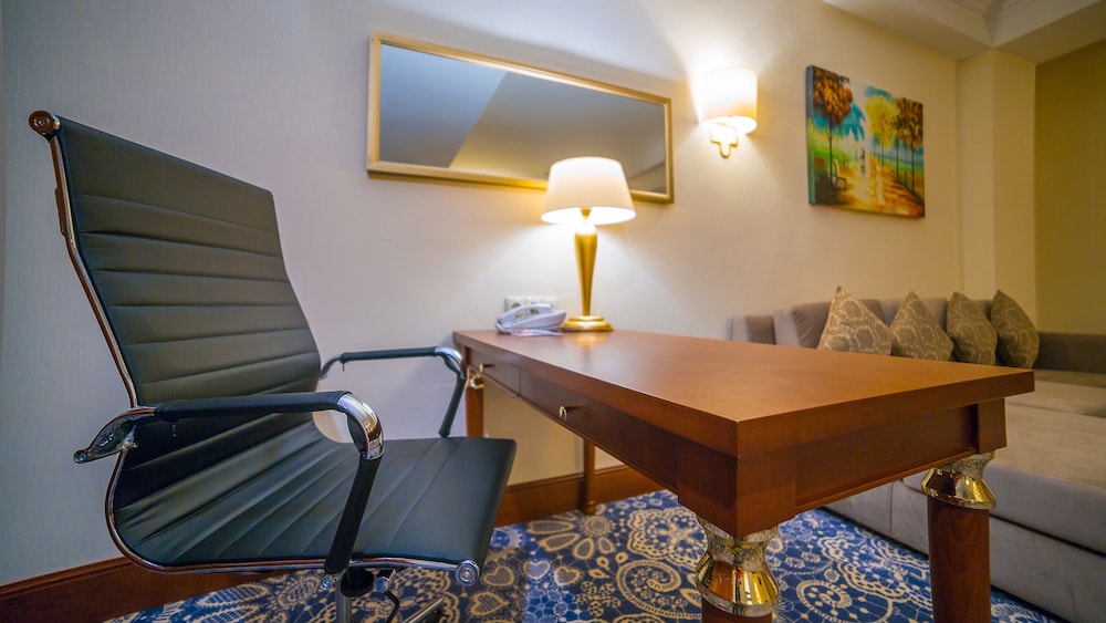 Business Room, 1 King Bed, Non Smoking (Diplomatic) photo 3
