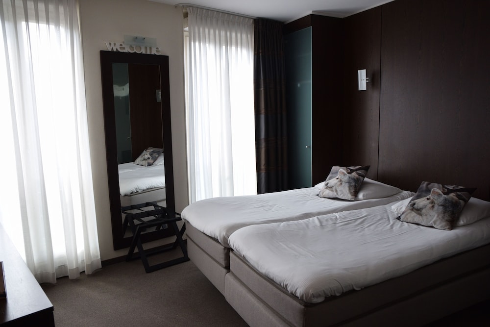Suite, 1 King Bed, Balcony - Photo 2