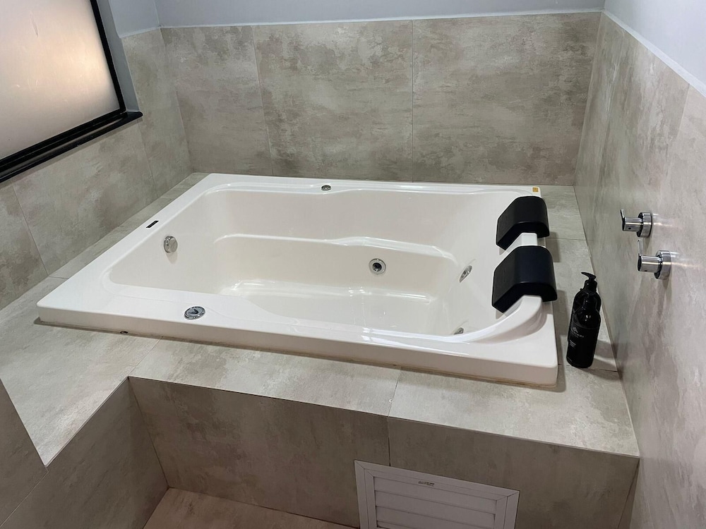 Deluxe Suite, Jetted Tub photo 3