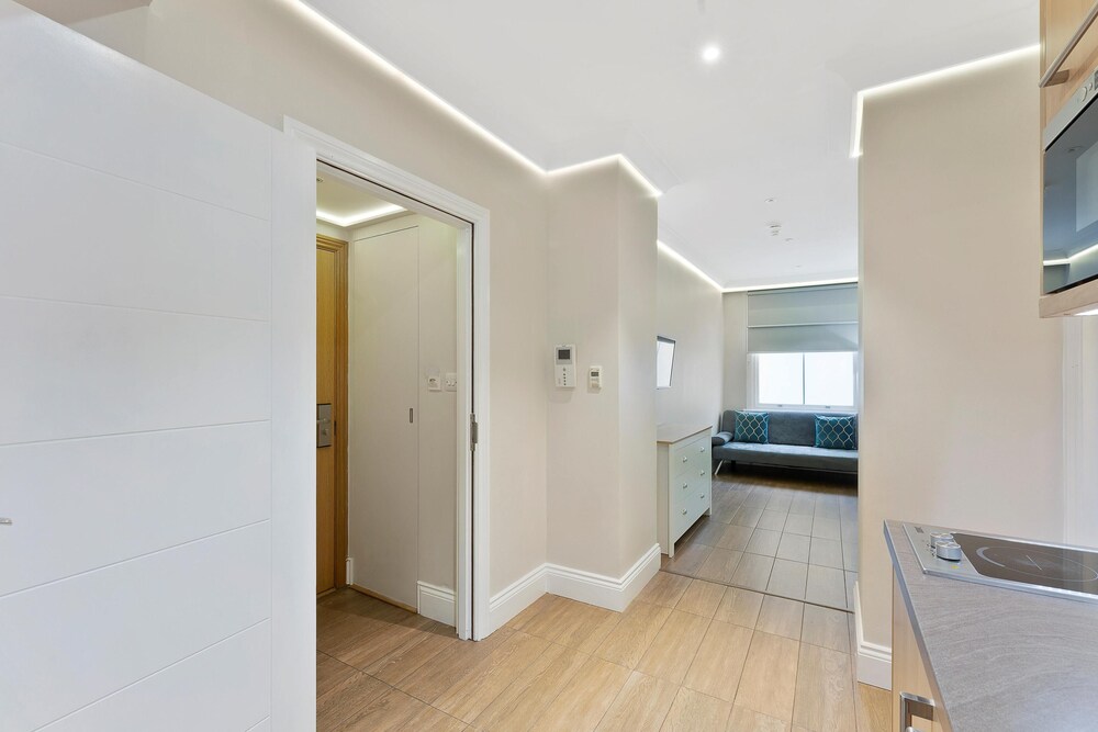LG One Bedroom photo 3