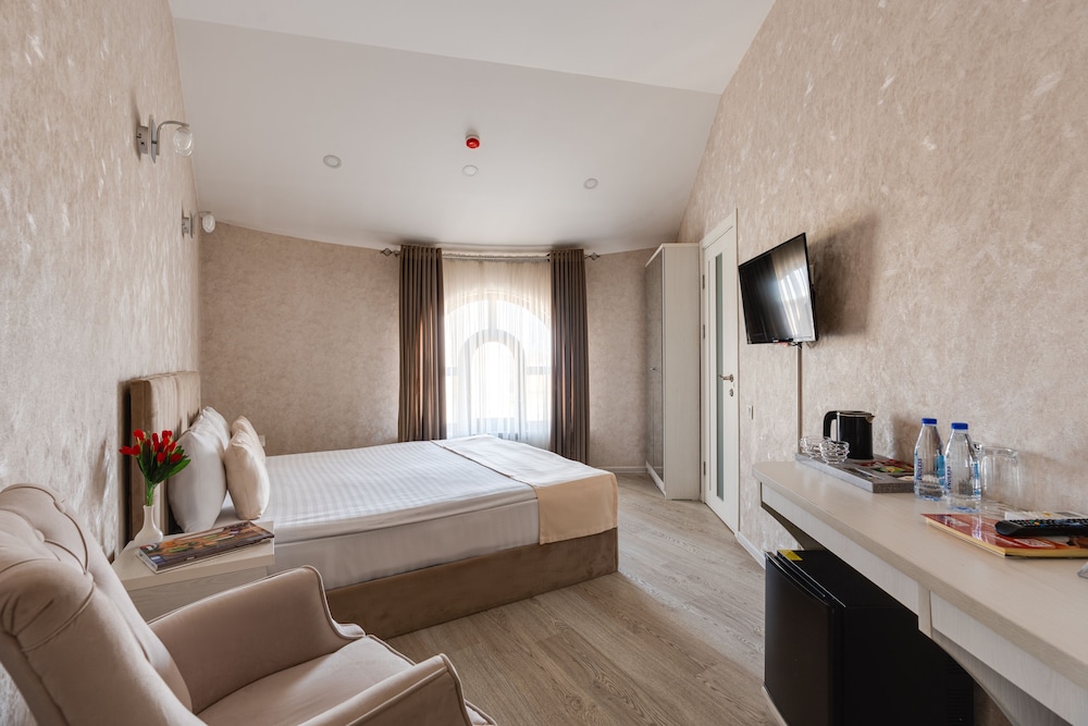 Standard Double Room - Photo 12