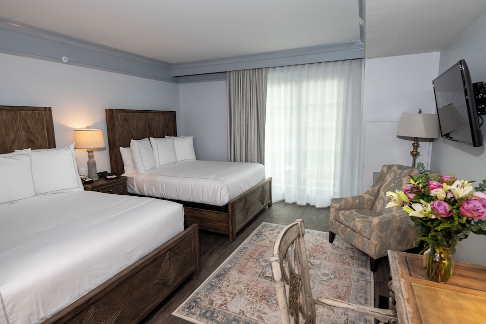 Deluxe Room, 2 Queen Beds, River View (Double Queen Riverfront)