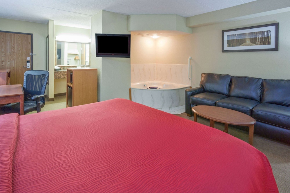 Suite, 1 King Bed, Accessible, Non Smoking (One-Bedroom) photo 1