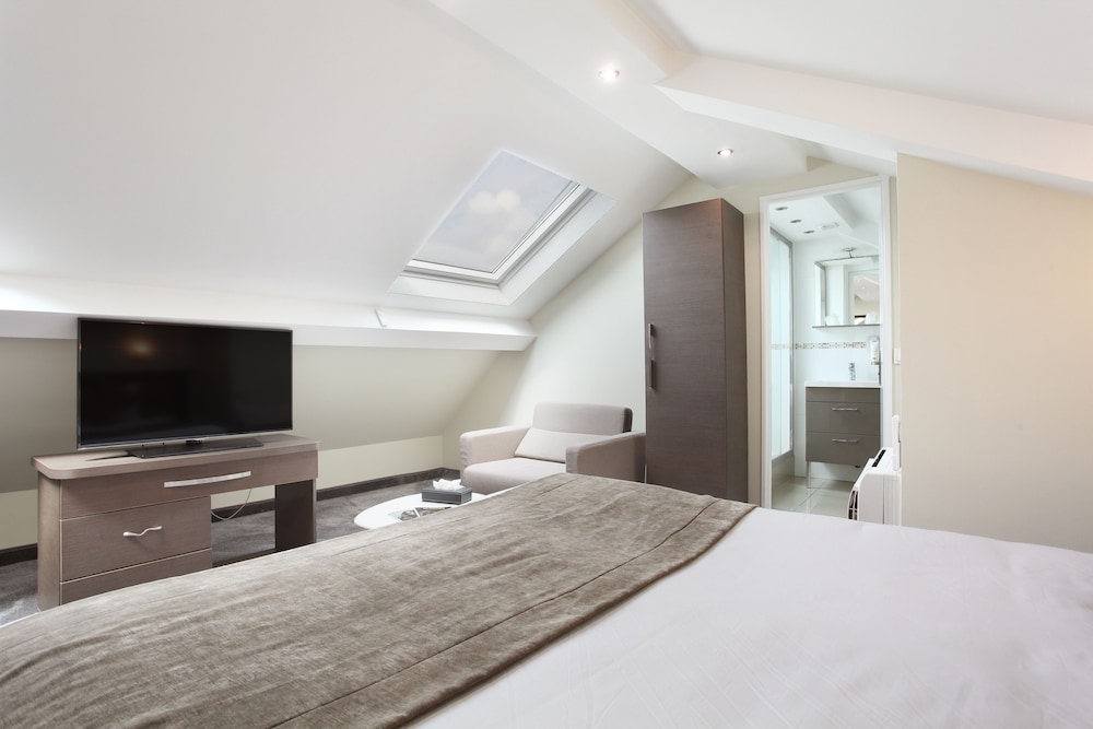 Junior Suite, 1 Queen Bed, Non Smoking (with Single Sofabed) thumbnail 5