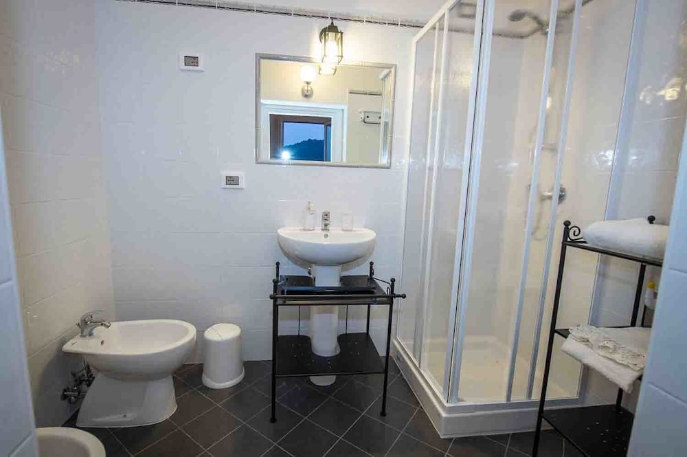 Deluxe Double Room, 1 Queen Bed, Private Bathroom, Oceanfront photo 3