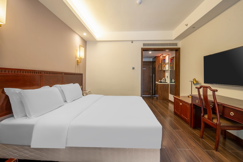 Luxury Single Room, 1 Queen Bed - Photo 8