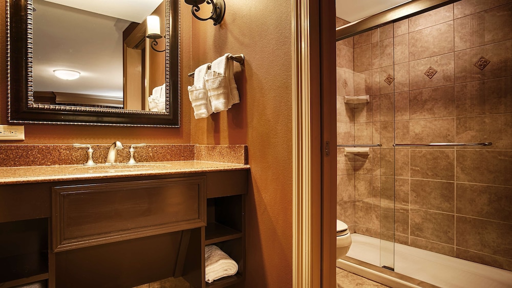 Suite, 1 King Bed, Non Smoking, Jetted Tub (With Sofabed) photo 2